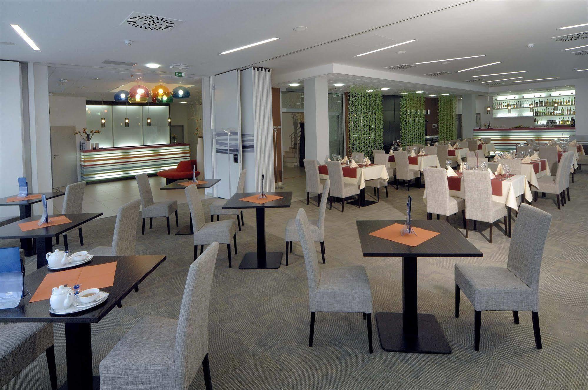 Hotel Euro Pardubice Kültér fotó