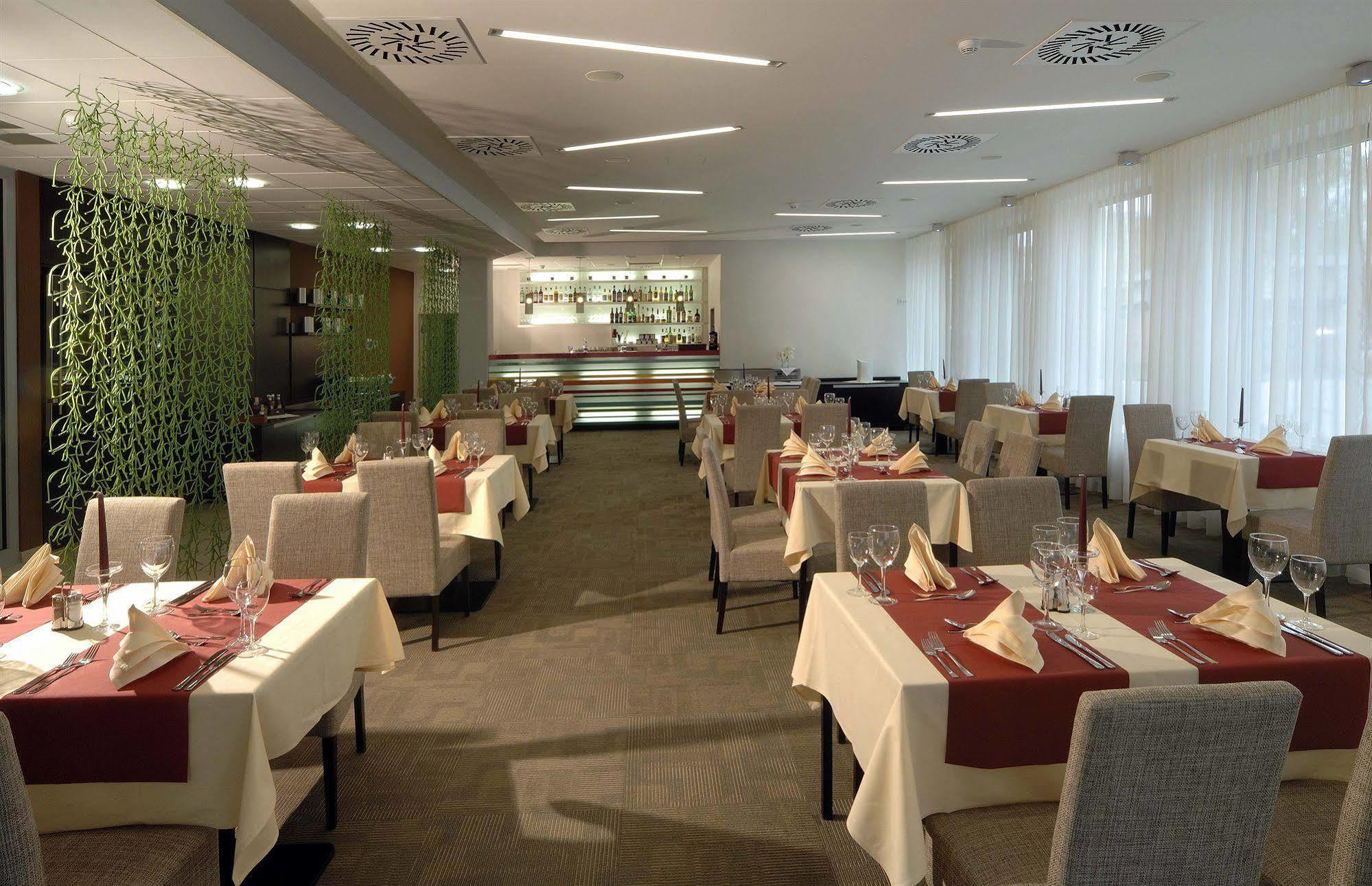 Hotel Euro Pardubice Kültér fotó