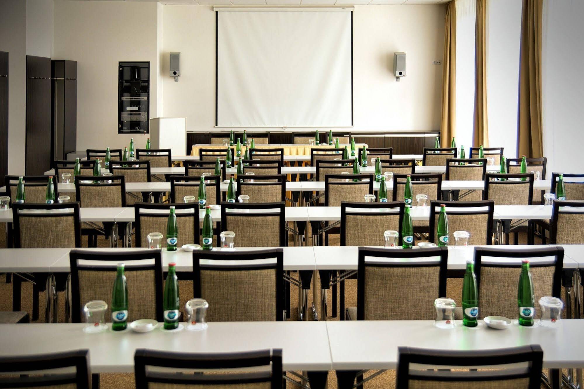 Hotel Euro Pardubice Kültér fotó